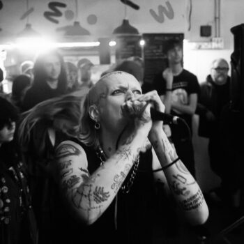 Dee Loraine in play_vxn at Fish Factory (photo by Stu Green)