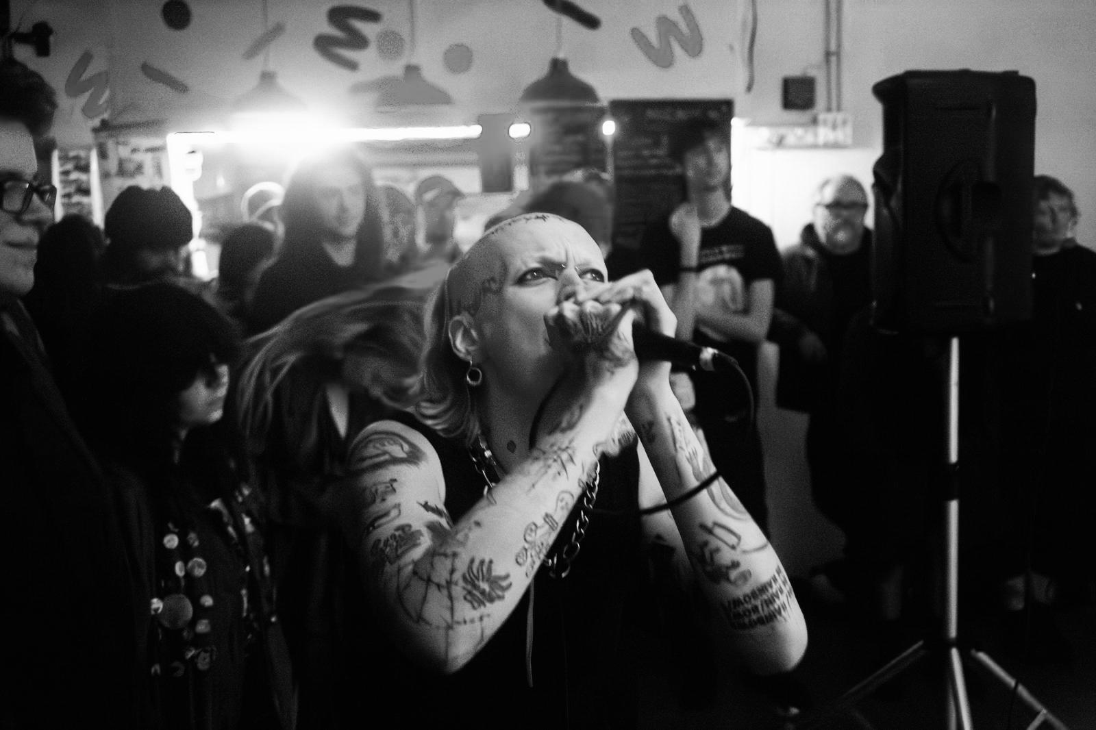 Dee Loraine in play_vxn at Fish Factory (photo by Stu Green)